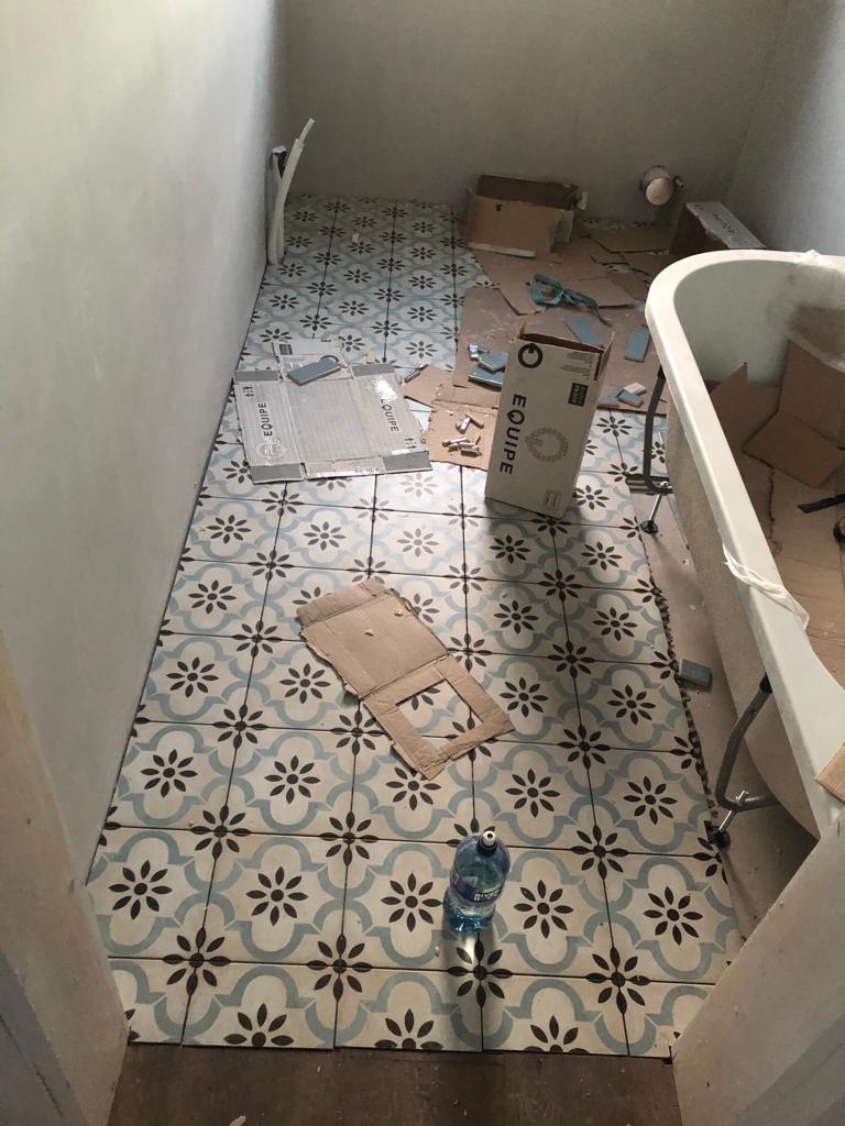 Bathroom containing tub and tiles